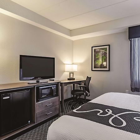 La Quinta By Wyndham Warwick Providence Airport Hotel Exterior photo