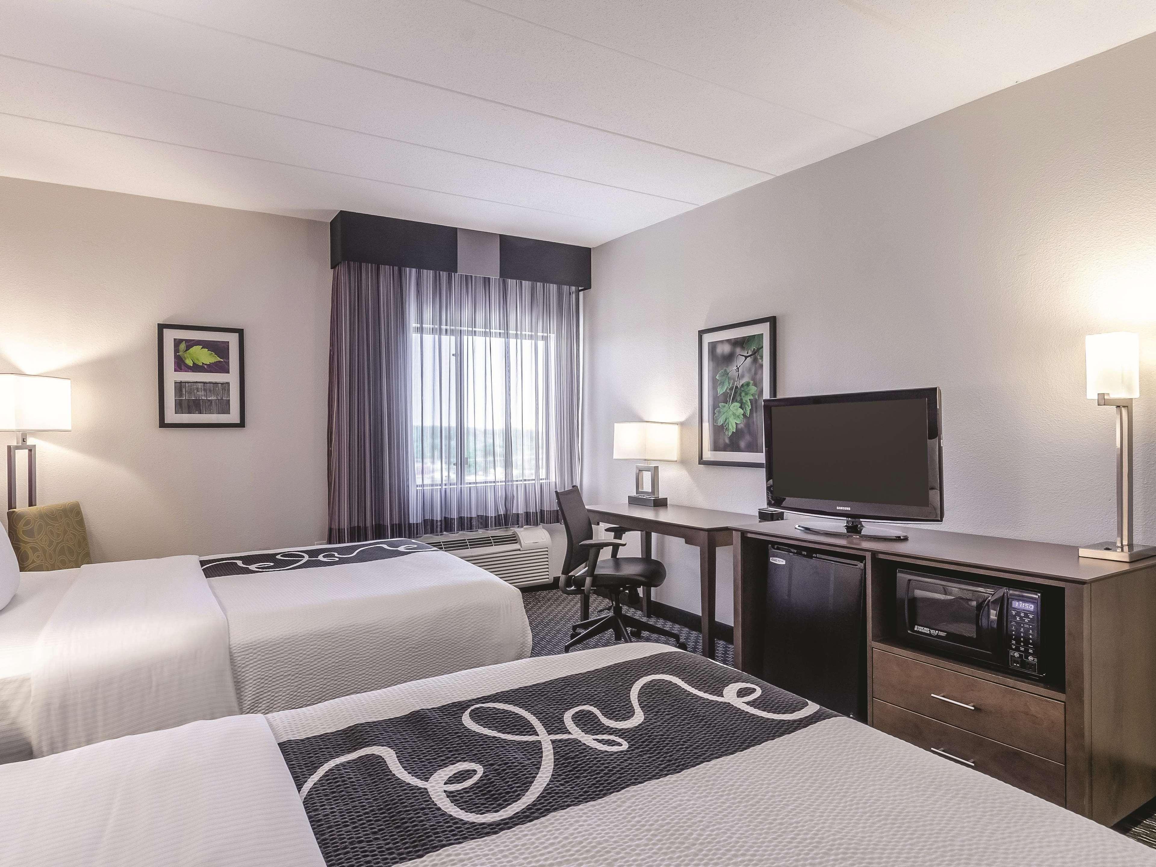 La Quinta By Wyndham Warwick Providence Airport Hotel Exterior photo