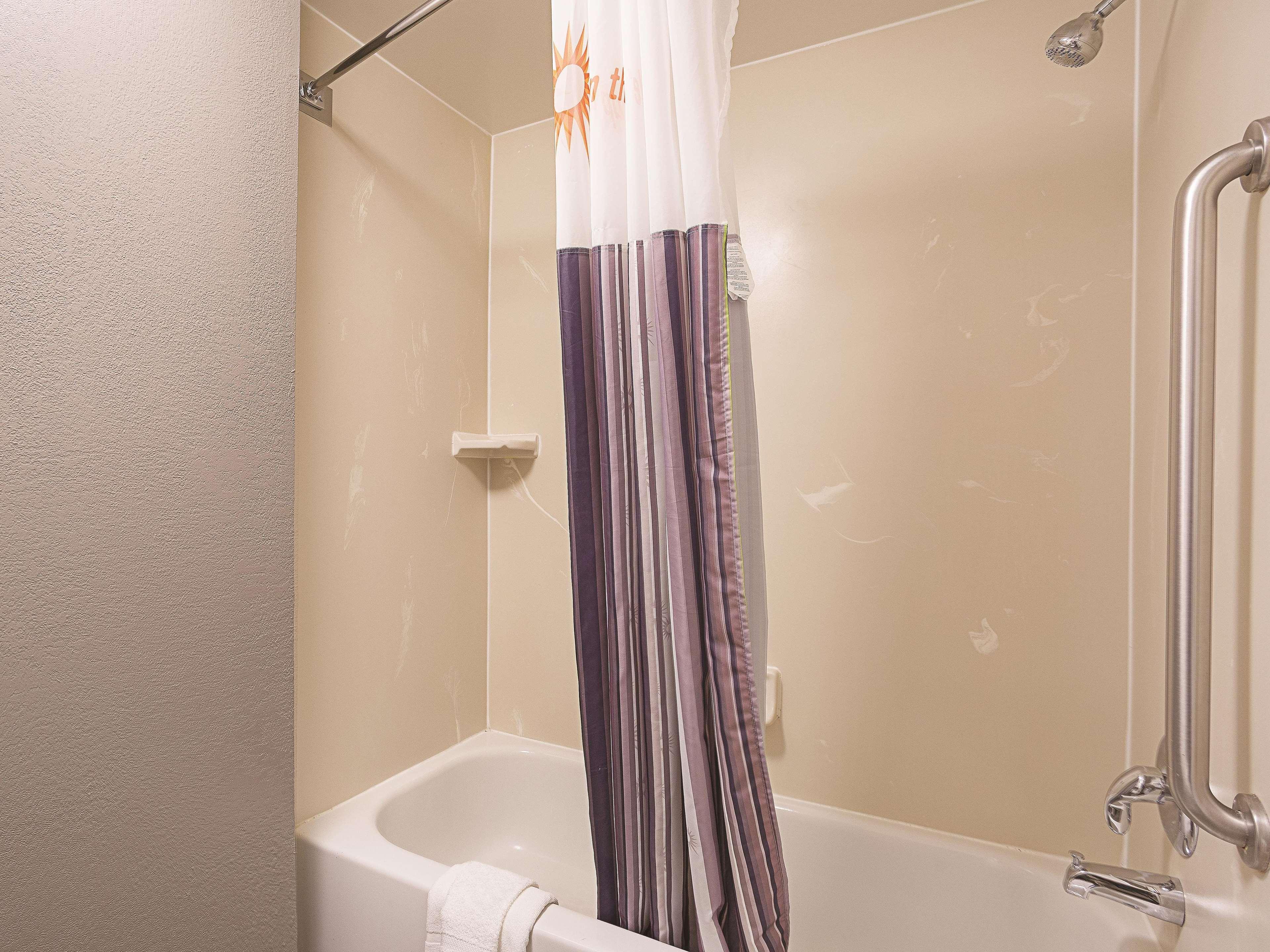 La Quinta By Wyndham Warwick Providence Airport Hotel Exterior photo