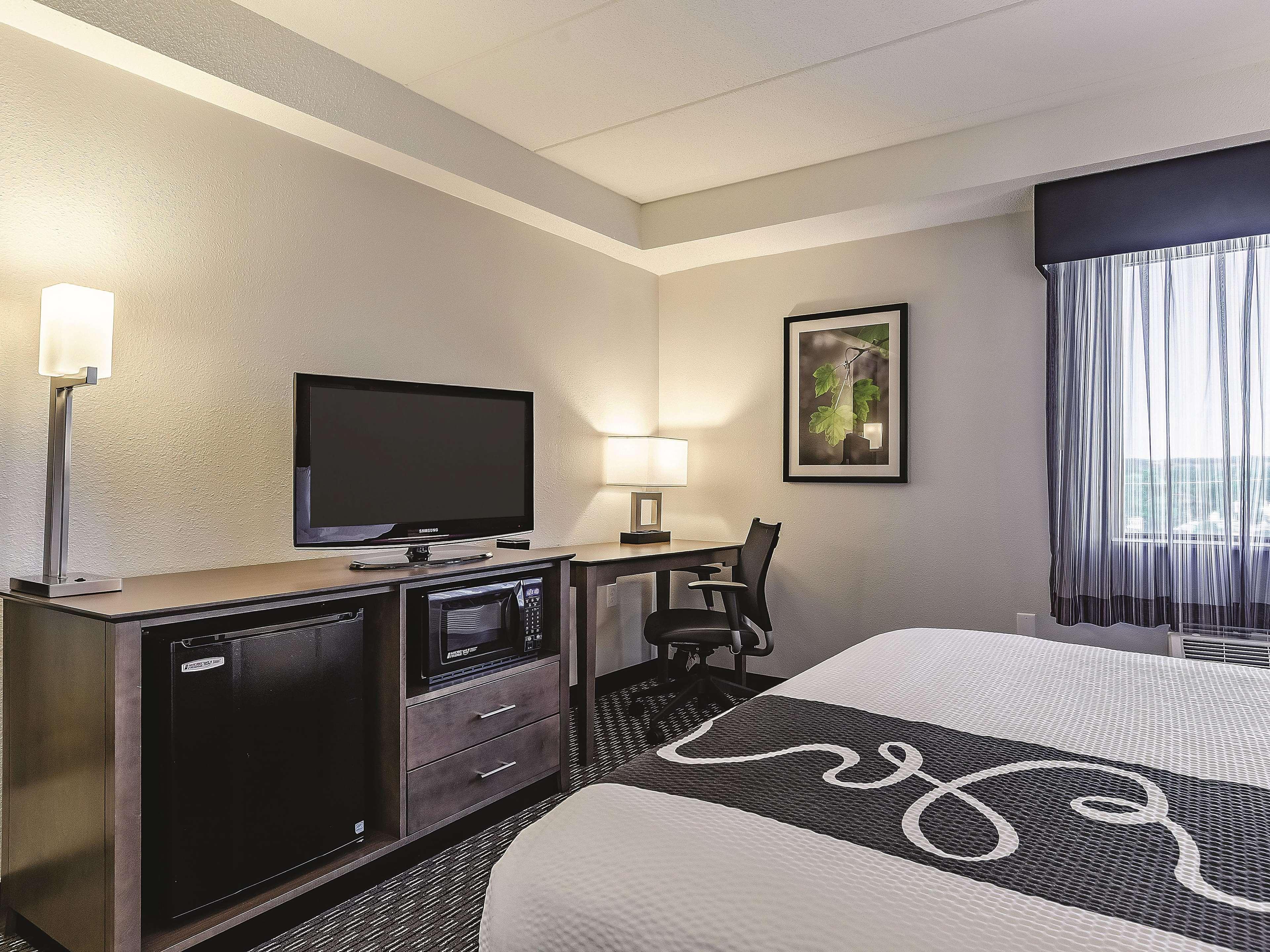 La Quinta By Wyndham Warwick Providence Airport Hotel Exterior photo