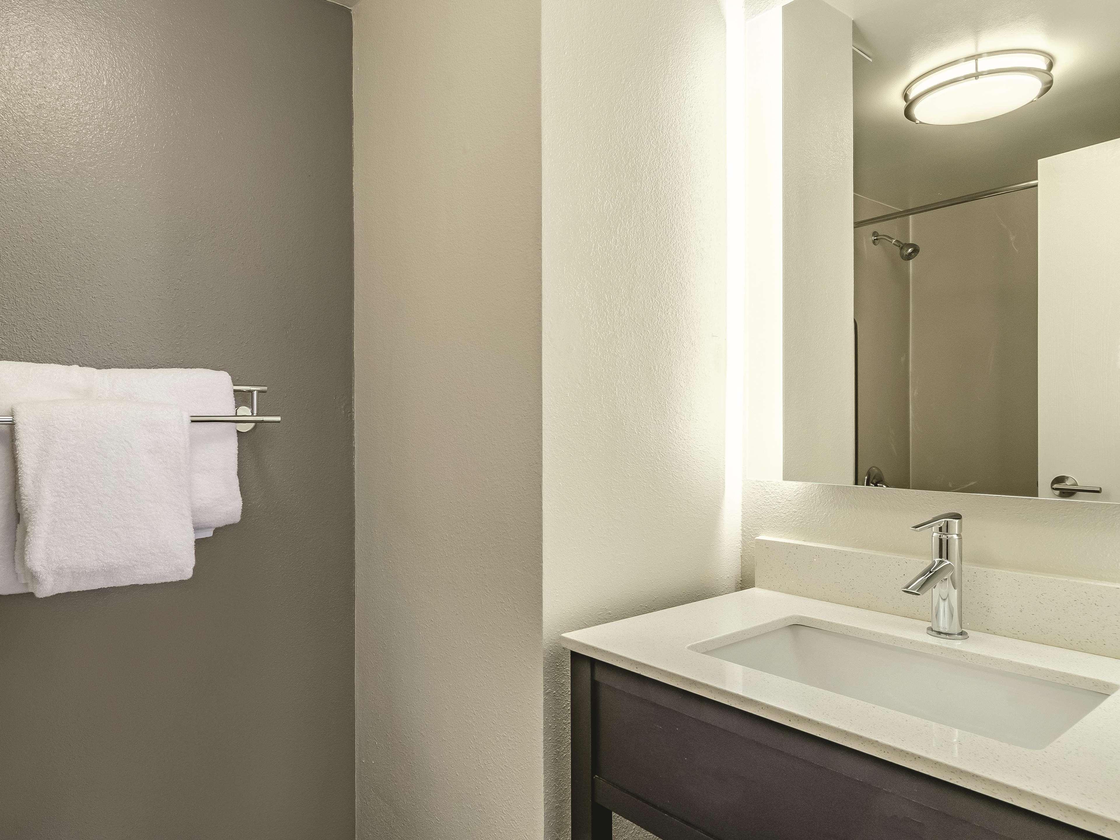 La Quinta By Wyndham Warwick Providence Airport Hotel Exterior photo
