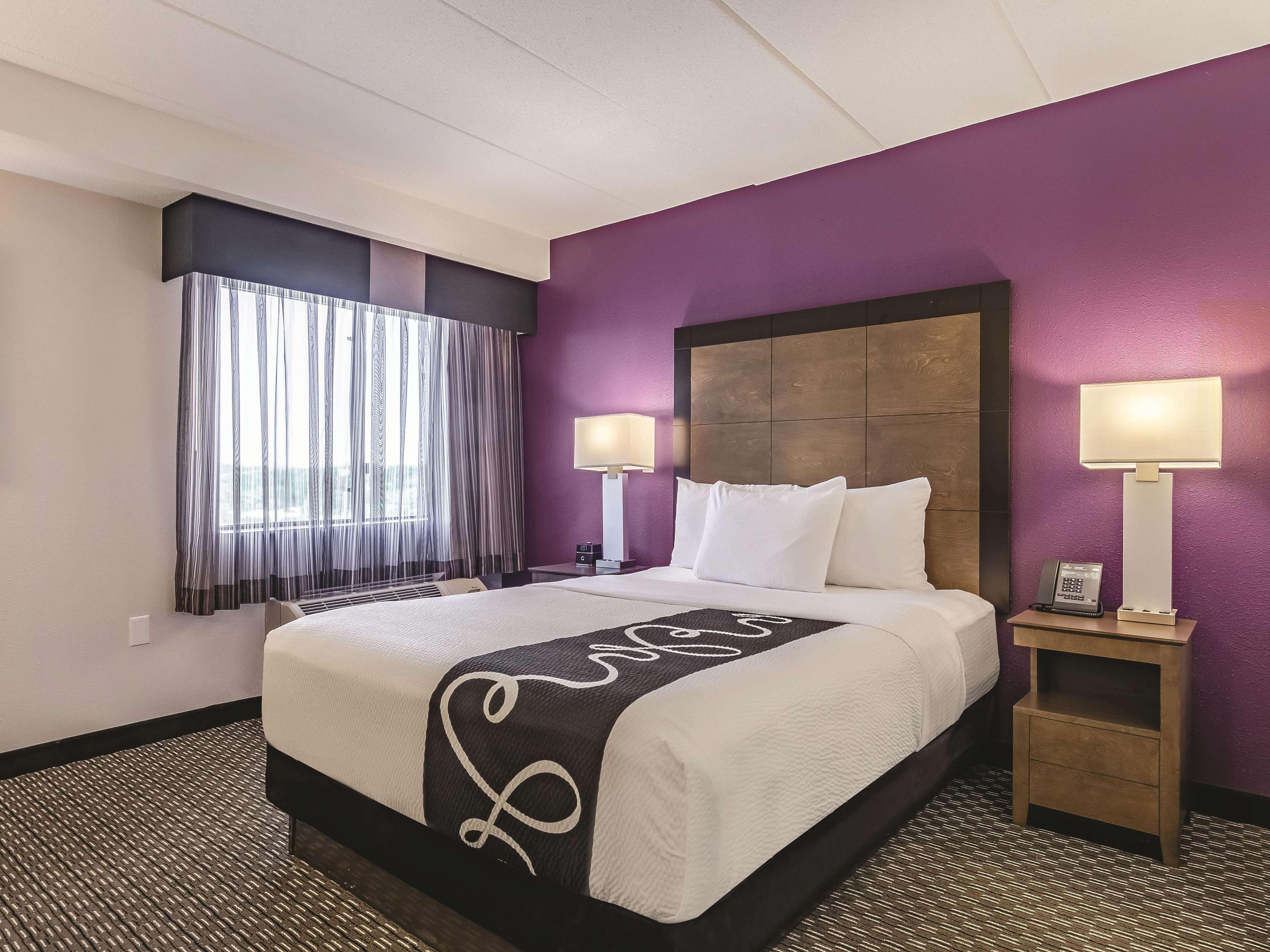 La Quinta By Wyndham Warwick Providence Airport Hotel Exterior photo