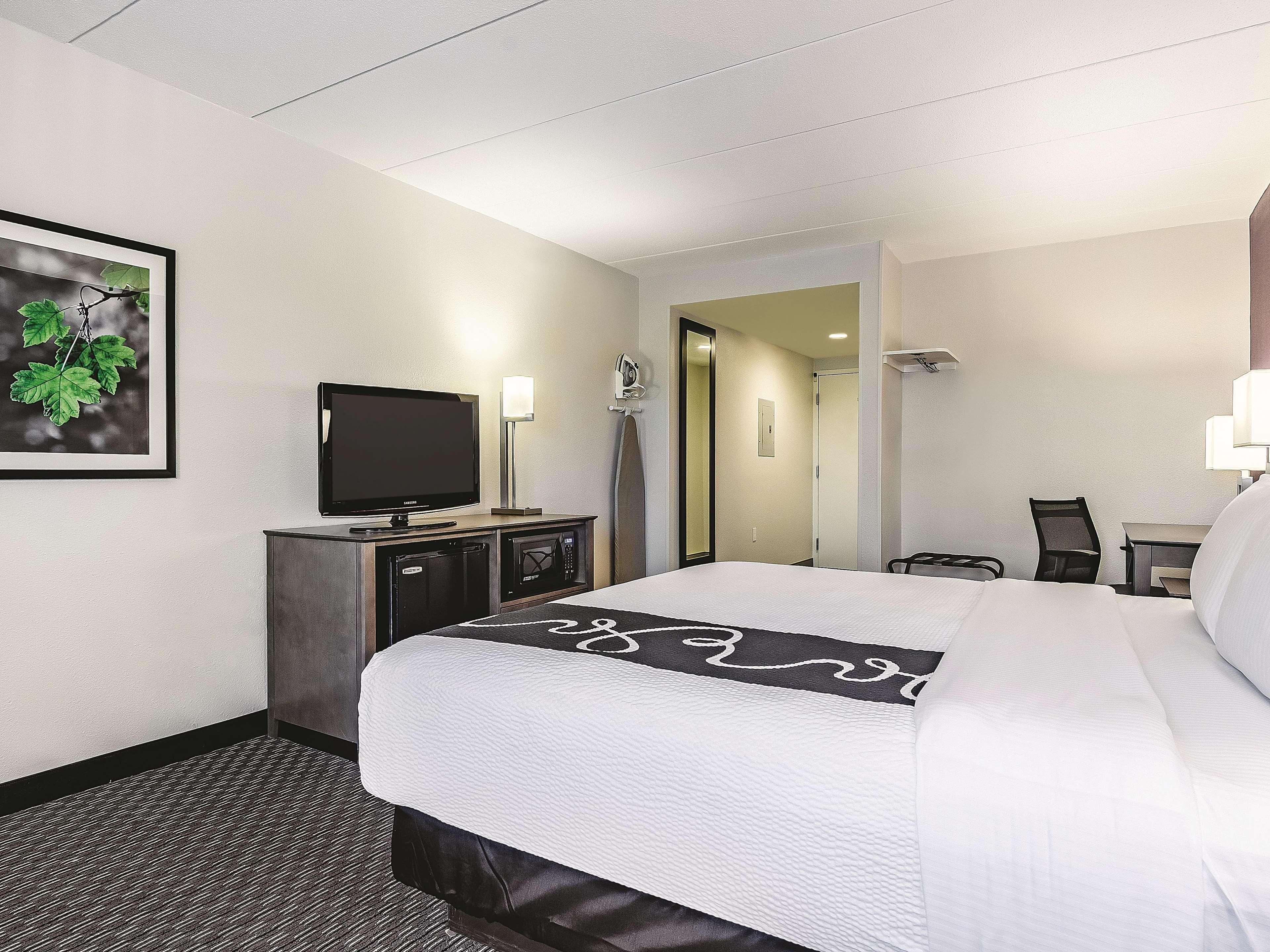 La Quinta By Wyndham Warwick Providence Airport Hotel Exterior photo