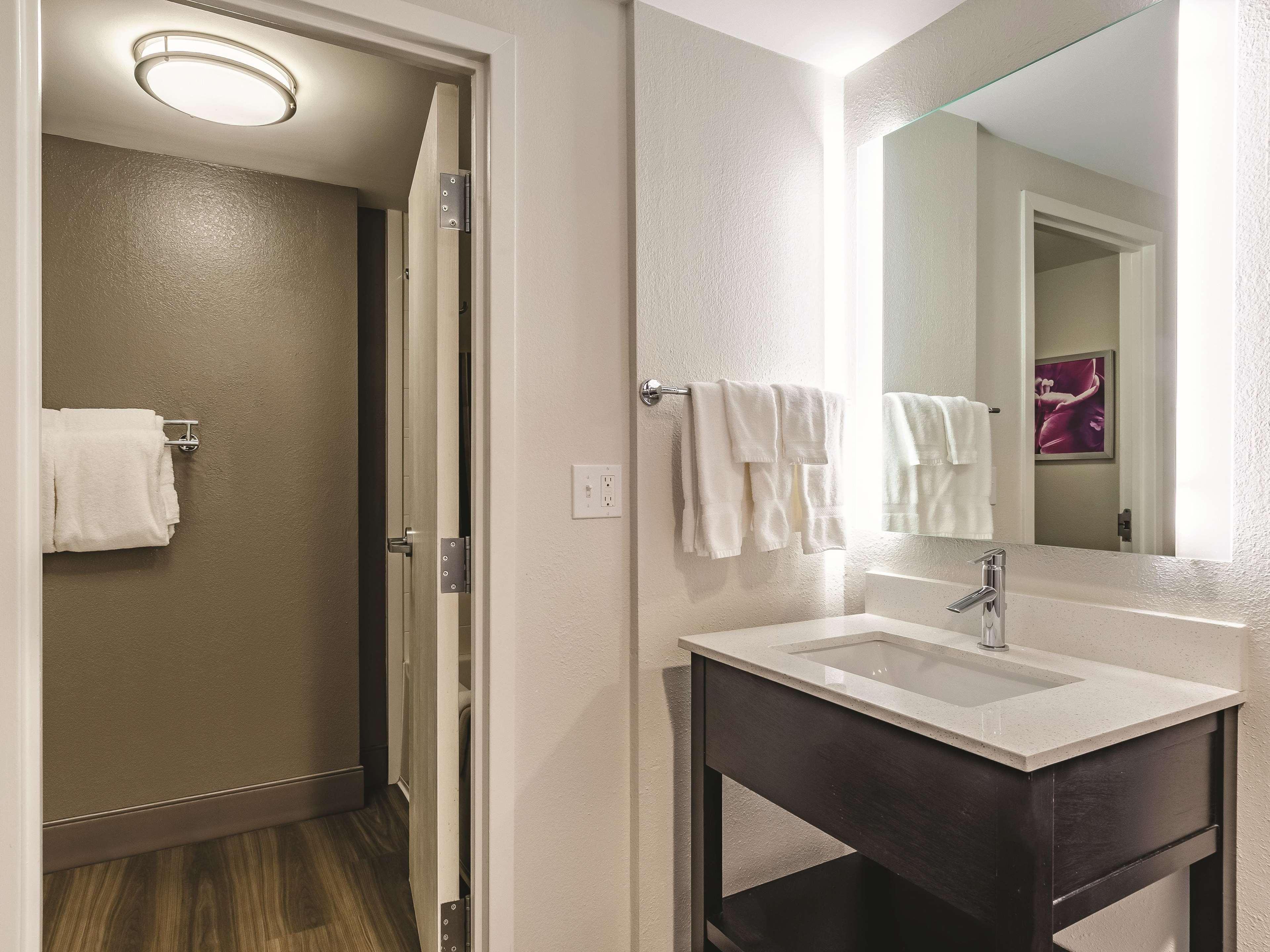 La Quinta By Wyndham Warwick Providence Airport Hotel Exterior photo