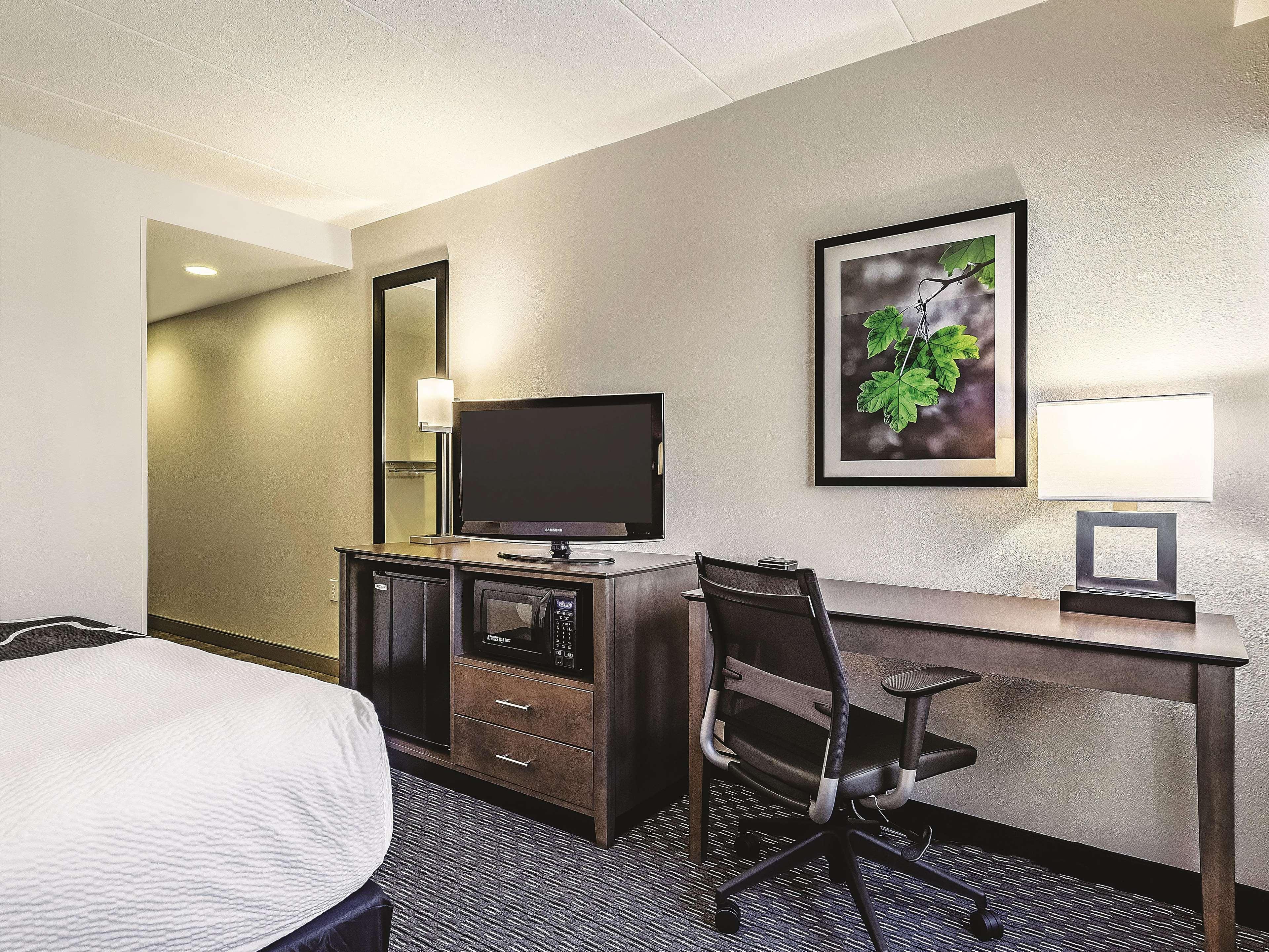 La Quinta By Wyndham Warwick Providence Airport Hotel Exterior photo