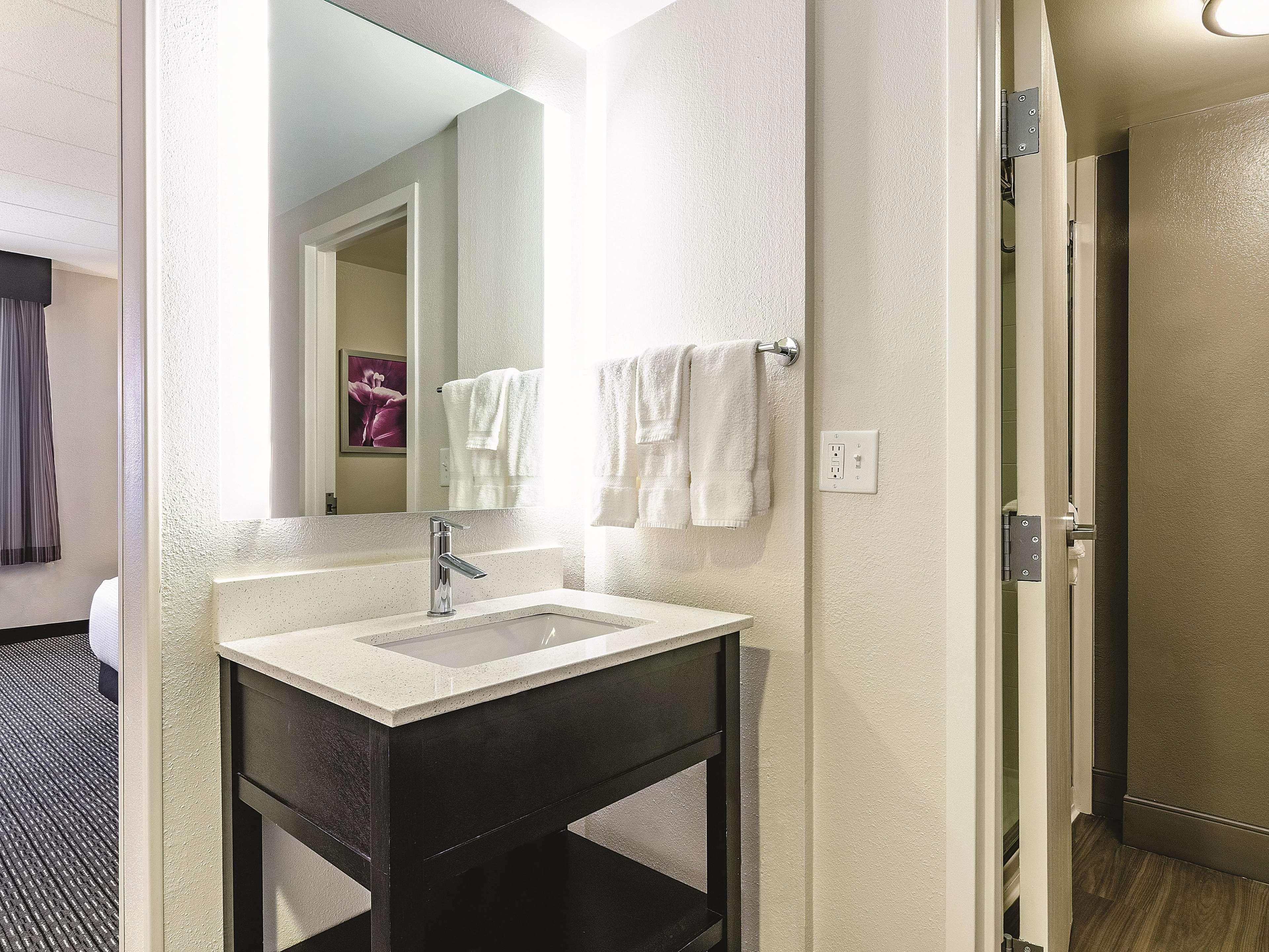 La Quinta By Wyndham Warwick Providence Airport Hotel Exterior photo