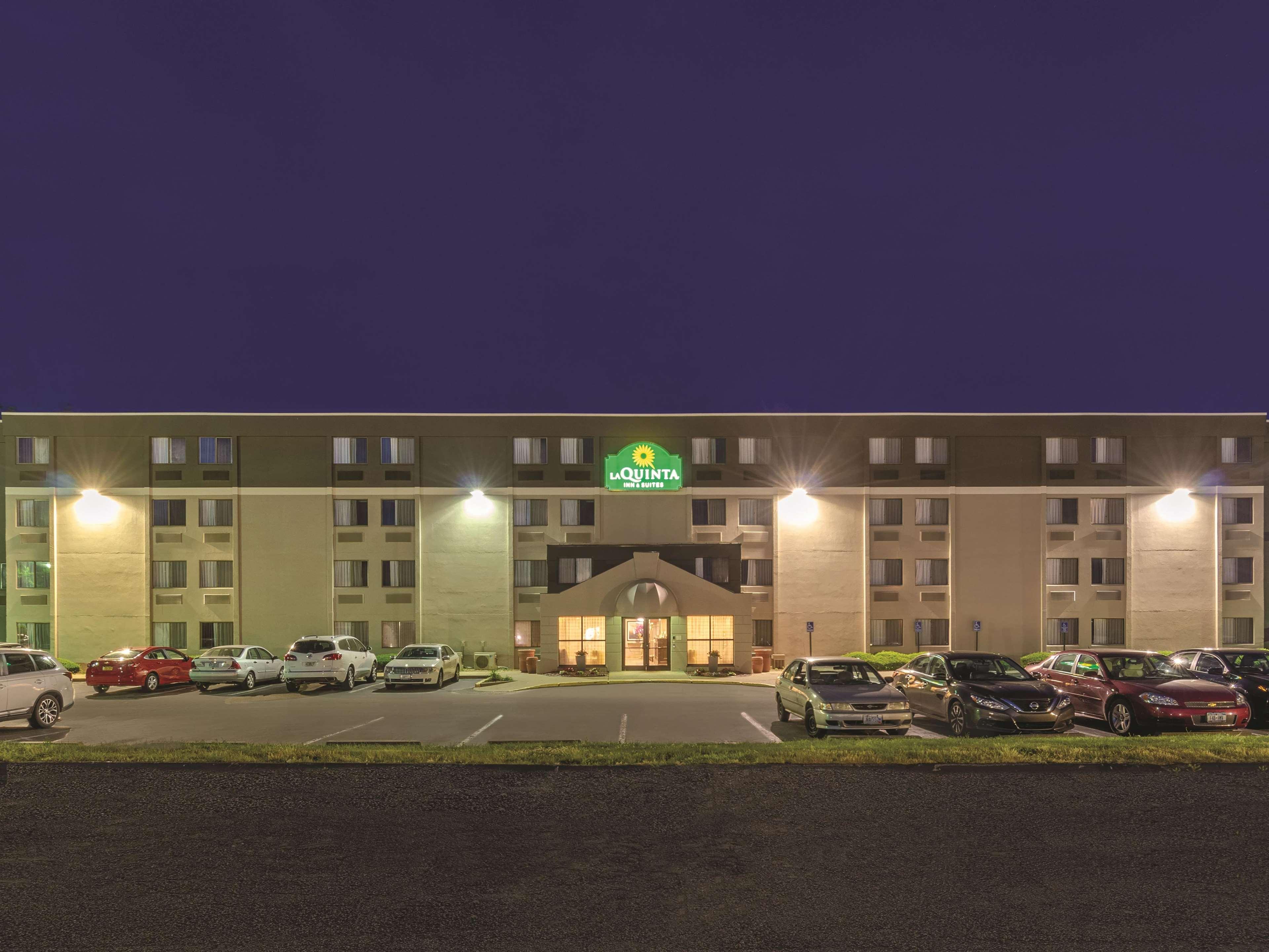 La Quinta By Wyndham Warwick Providence Airport Hotel Exterior photo
