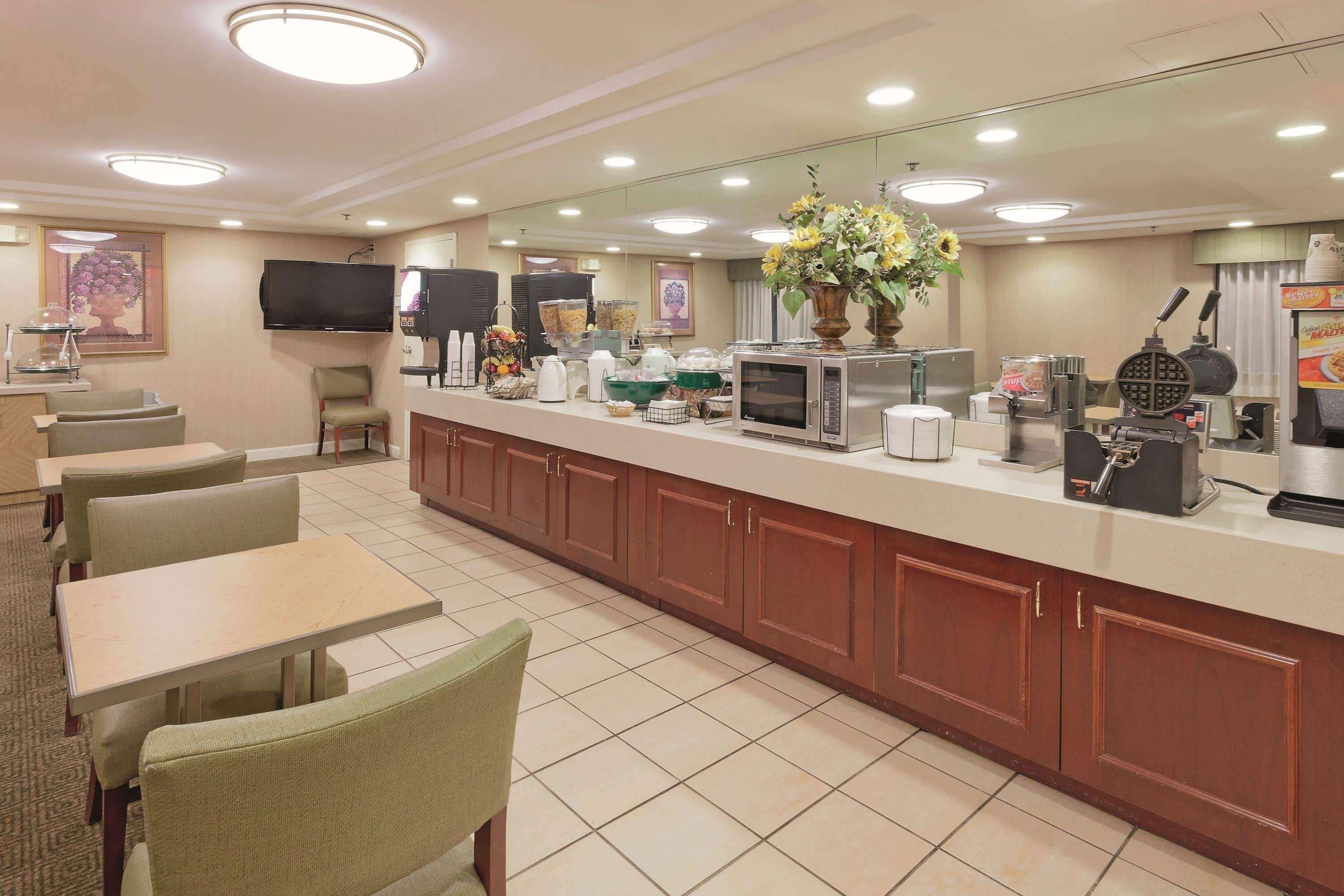 La Quinta By Wyndham Warwick Providence Airport Hotel Exterior photo