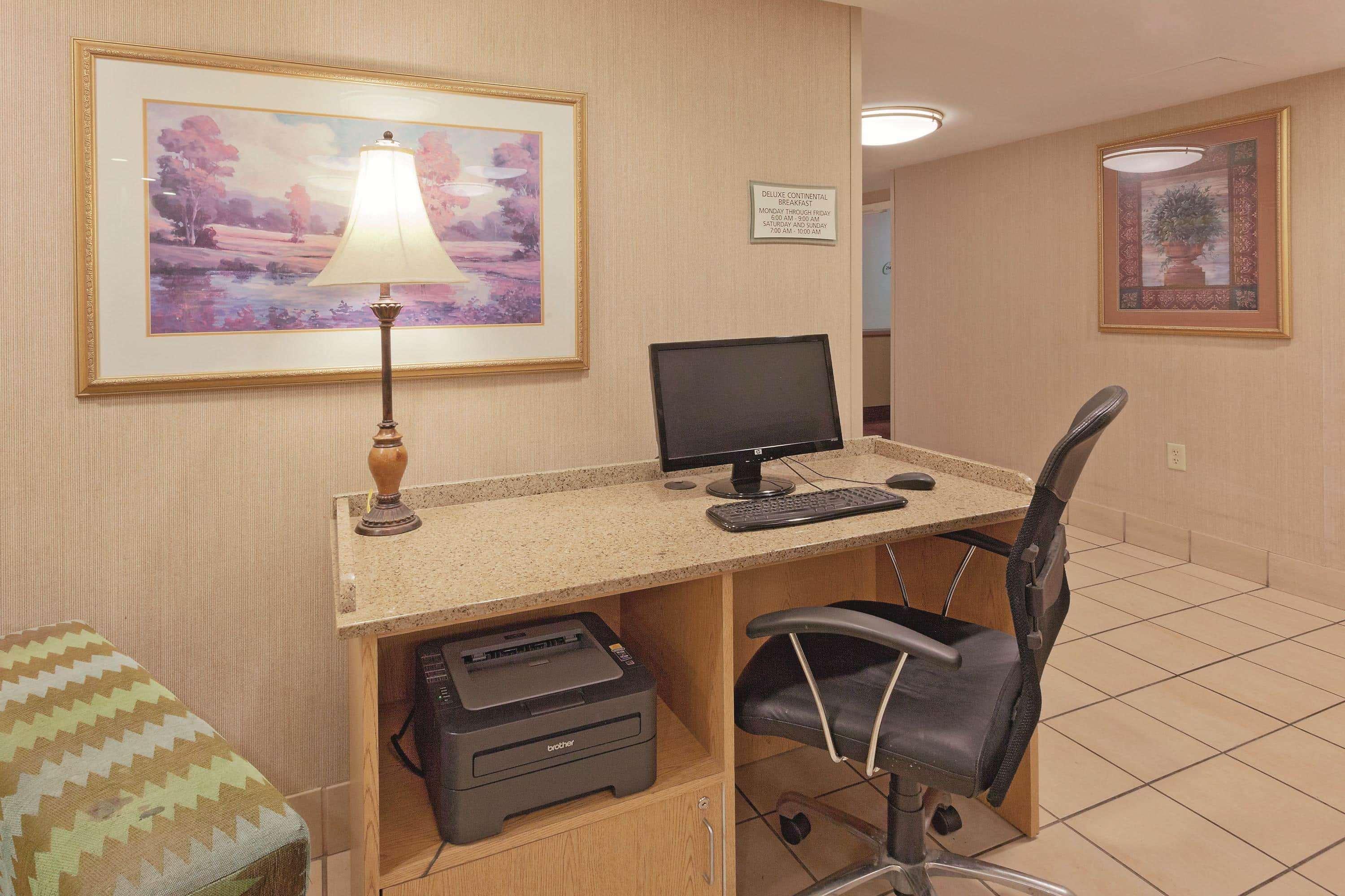 La Quinta By Wyndham Warwick Providence Airport Hotel Exterior photo