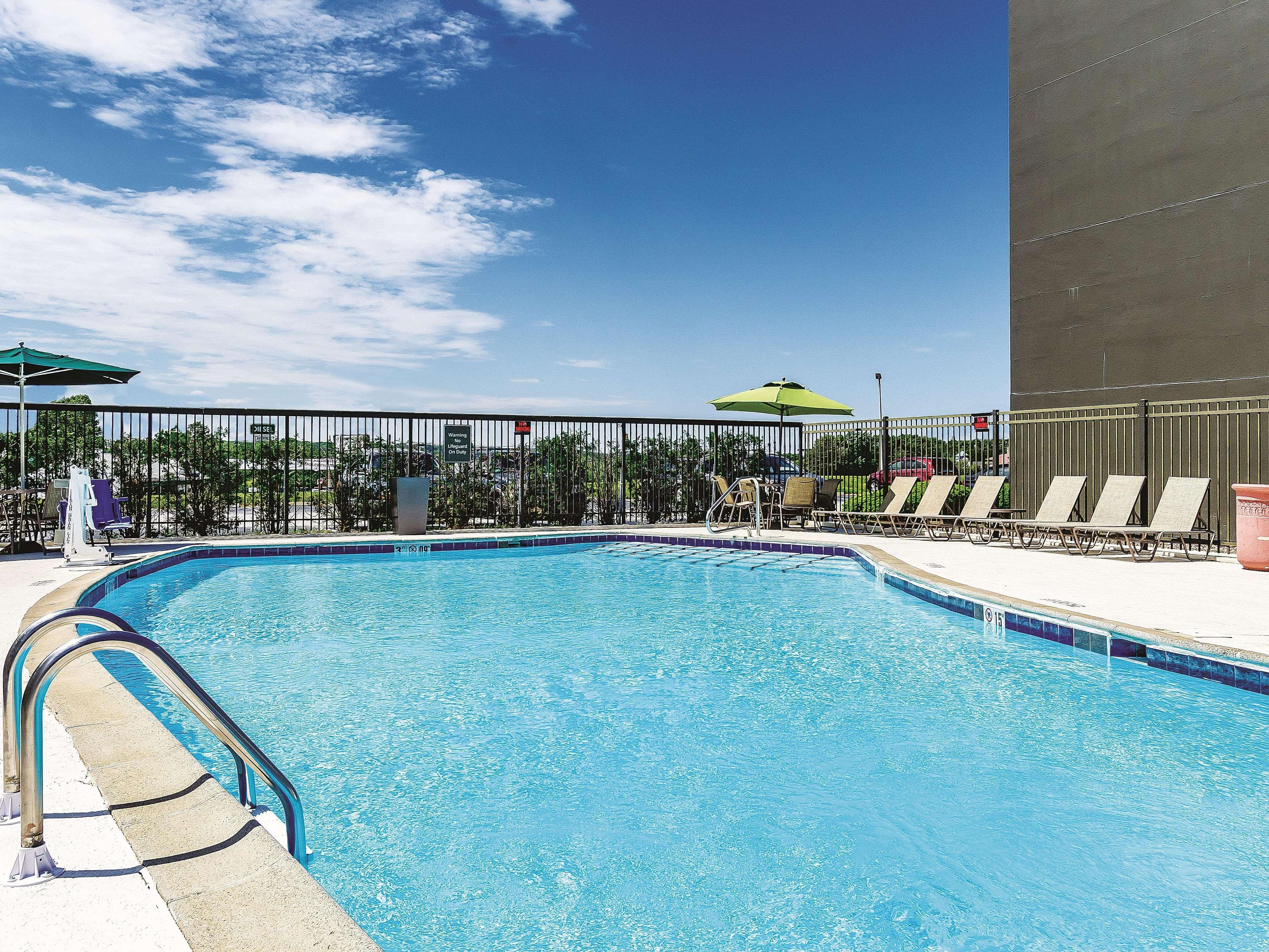 La Quinta By Wyndham Warwick Providence Airport Hotel Exterior photo