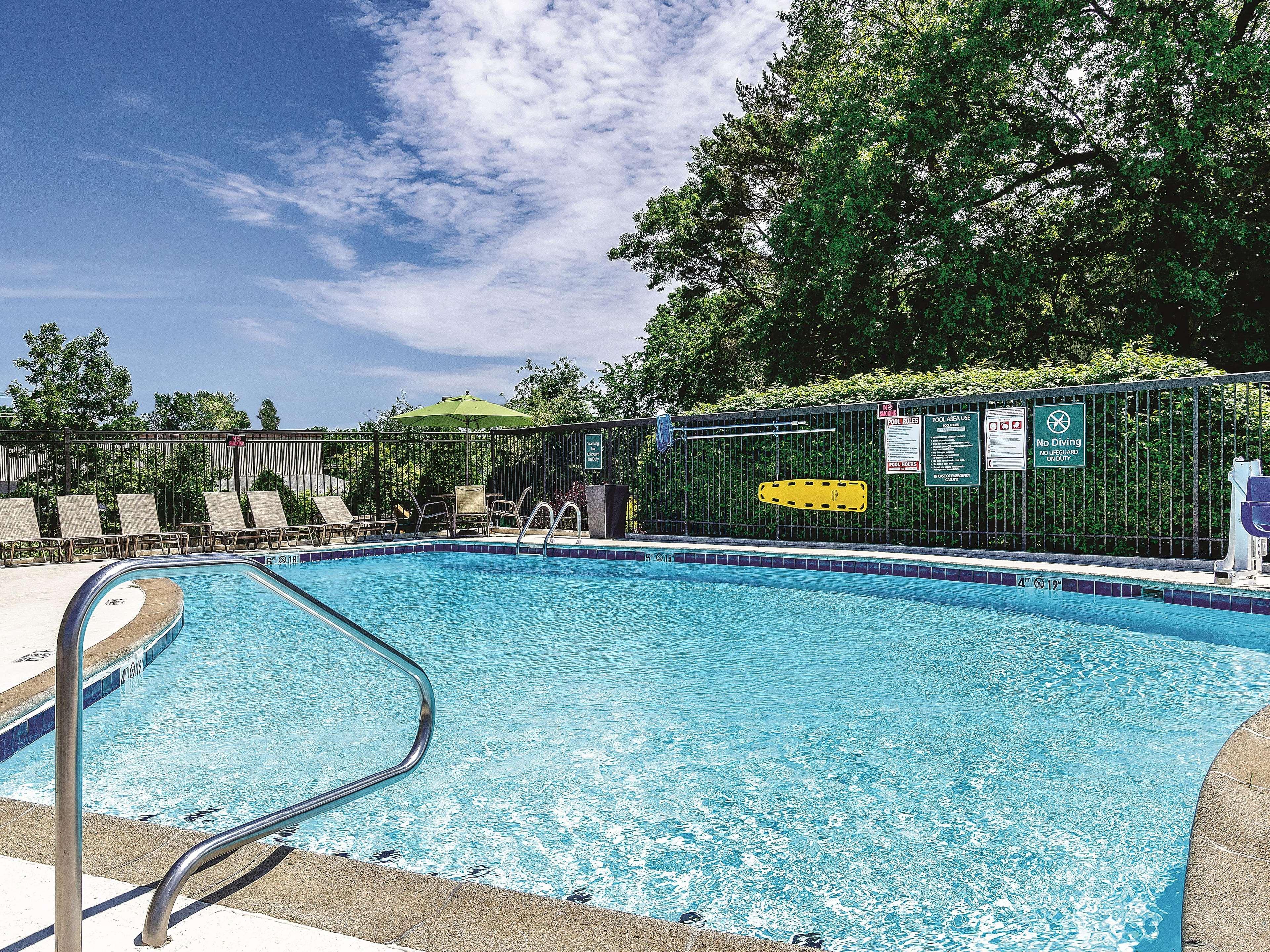 La Quinta By Wyndham Warwick Providence Airport Hotel Exterior photo