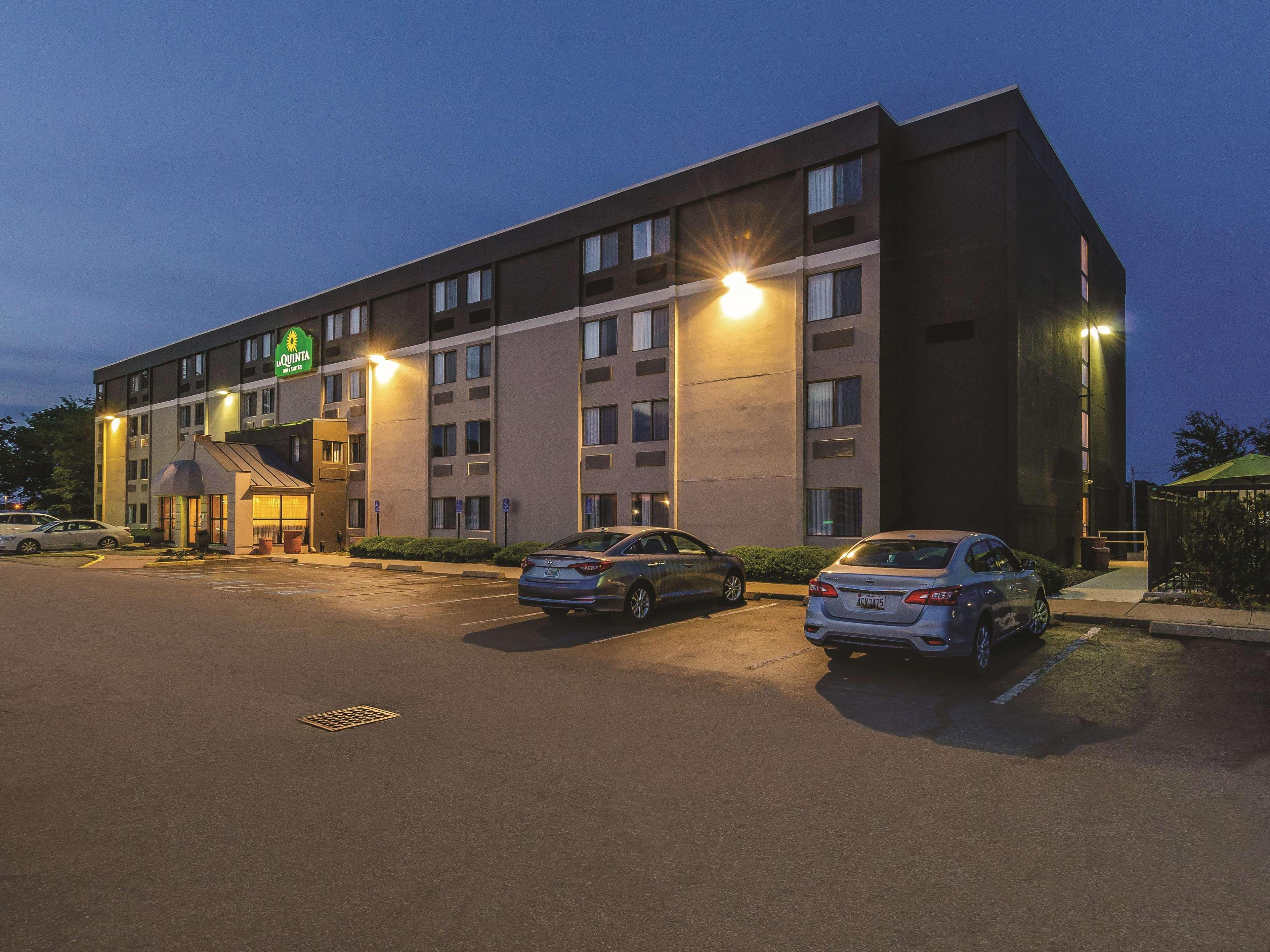 La Quinta By Wyndham Warwick Providence Airport Hotel Exterior photo