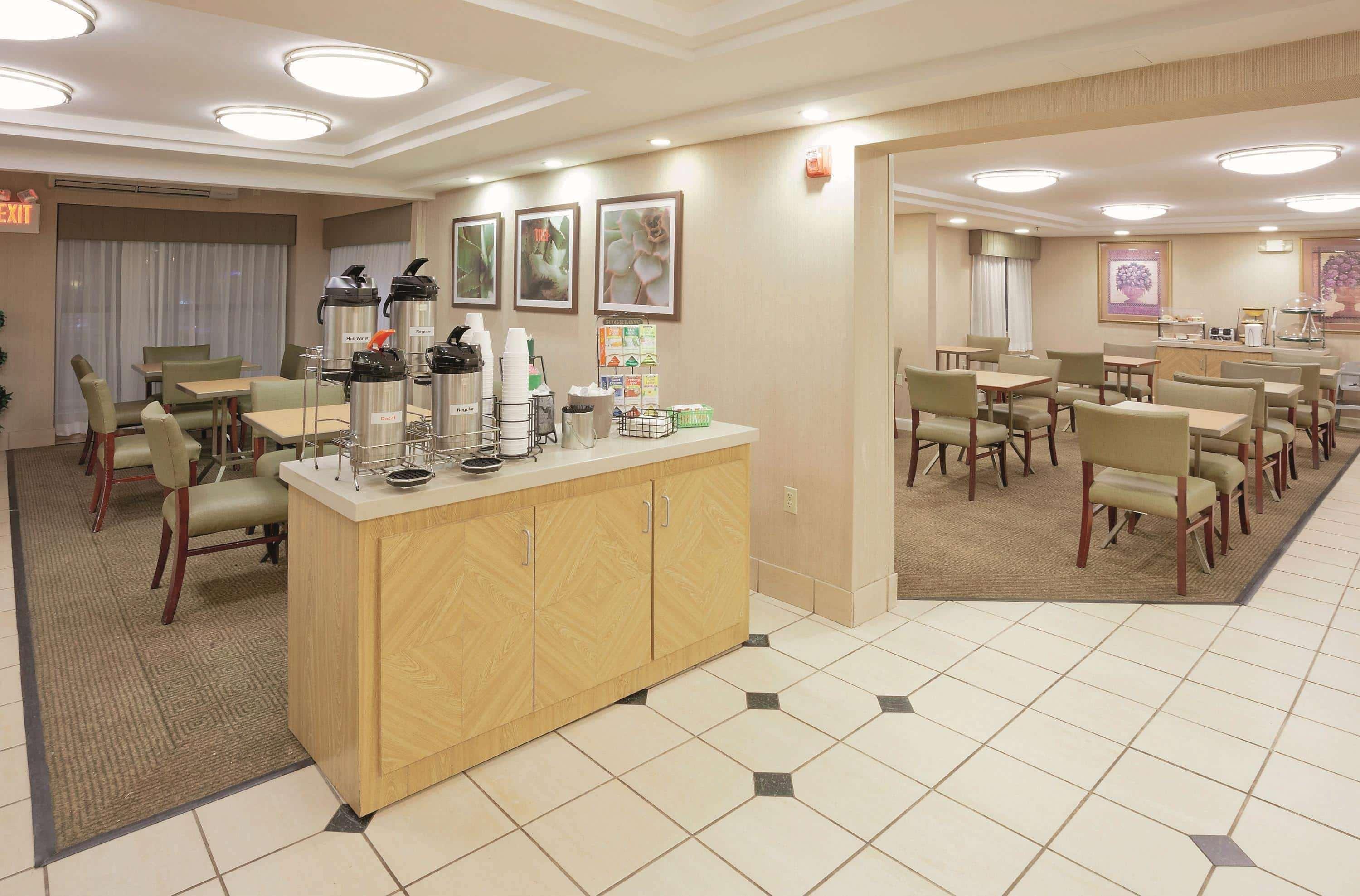 La Quinta By Wyndham Warwick Providence Airport Hotel Exterior photo