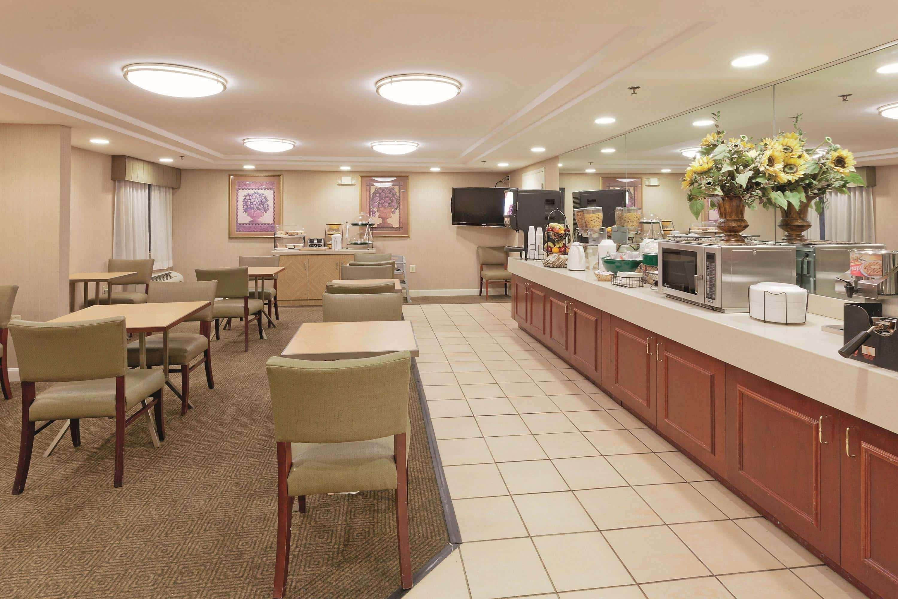 La Quinta By Wyndham Warwick Providence Airport Hotel Exterior photo