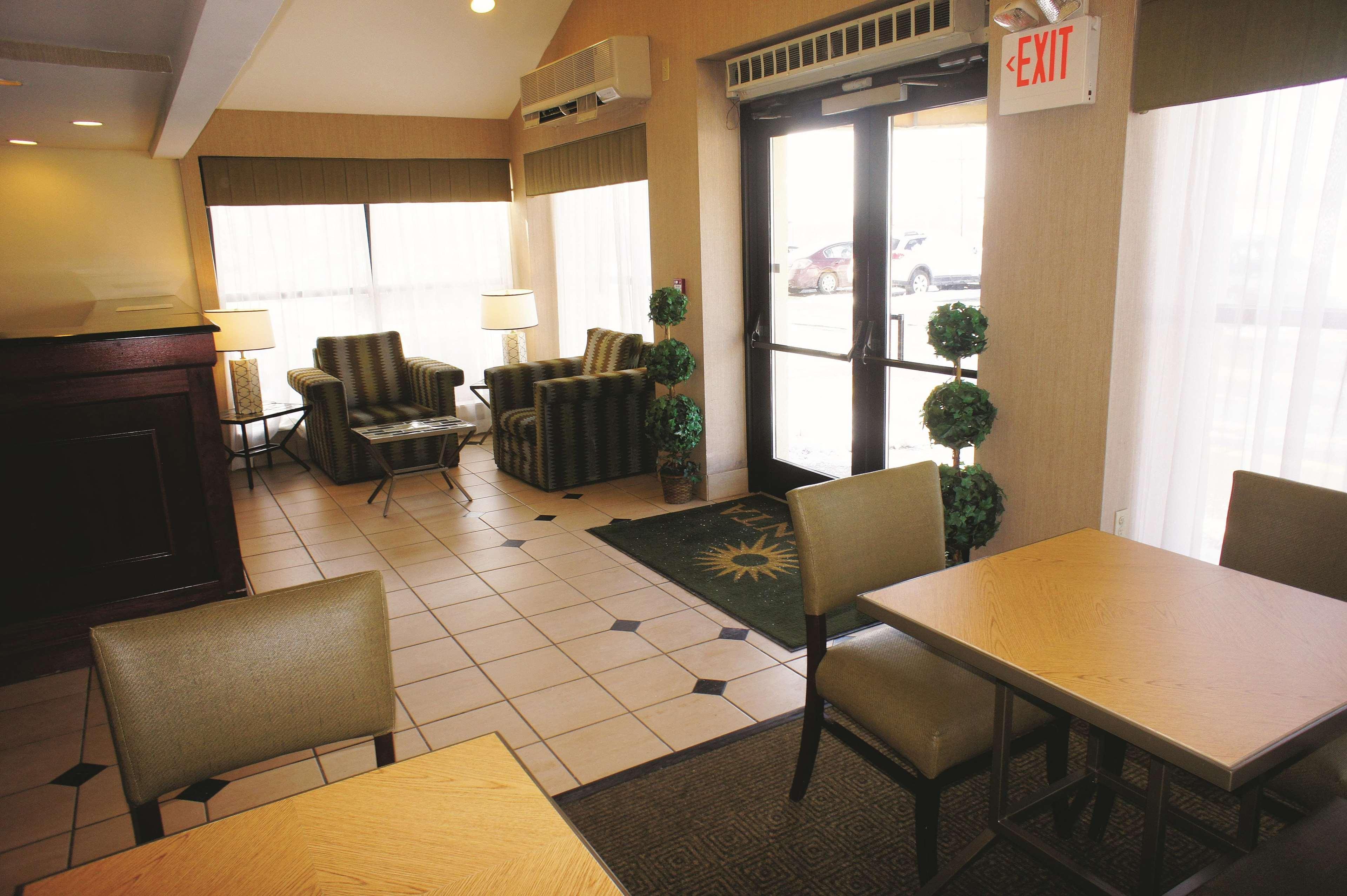 La Quinta By Wyndham Warwick Providence Airport Hotel Exterior photo