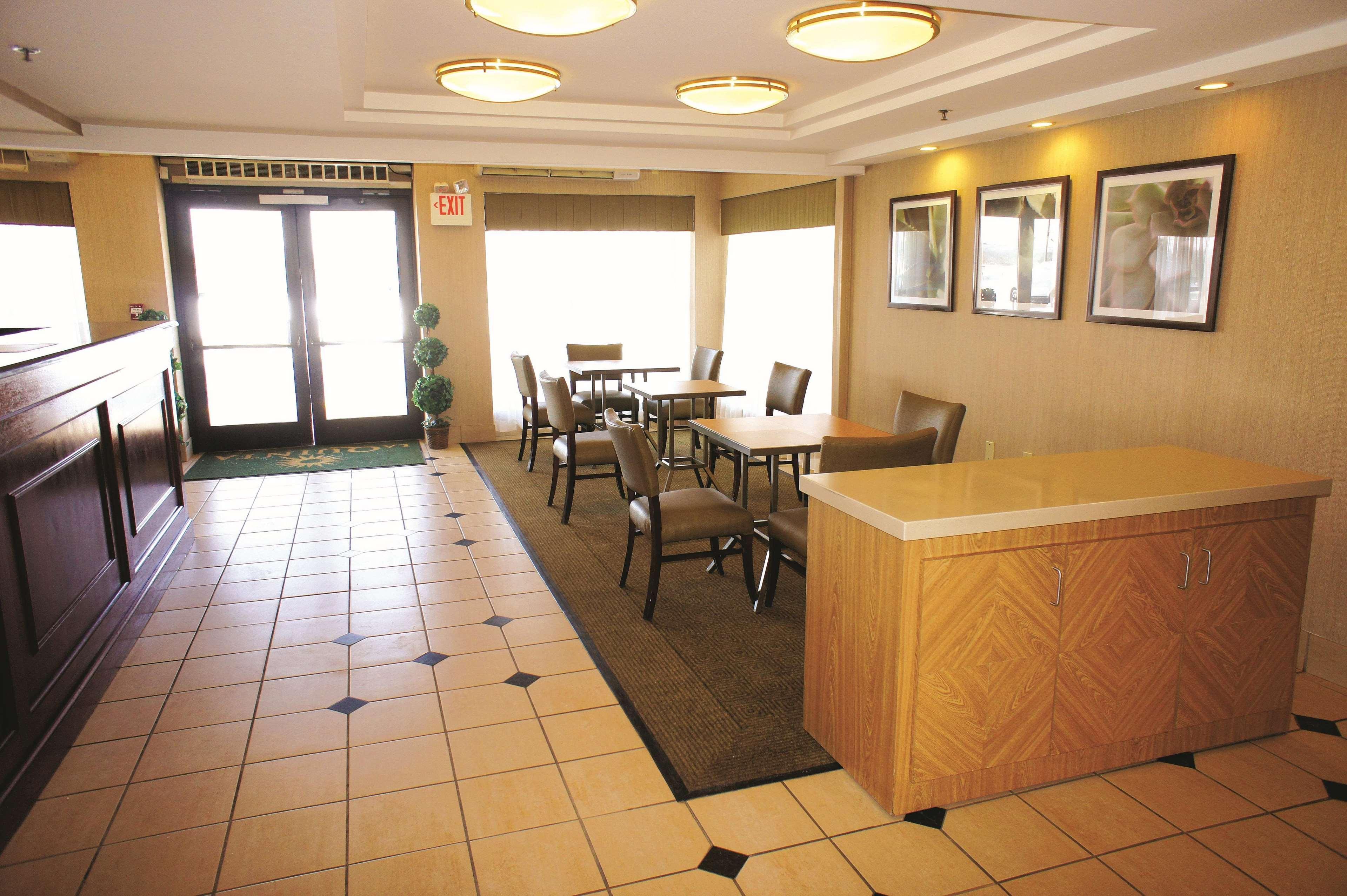 La Quinta By Wyndham Warwick Providence Airport Hotel Exterior photo