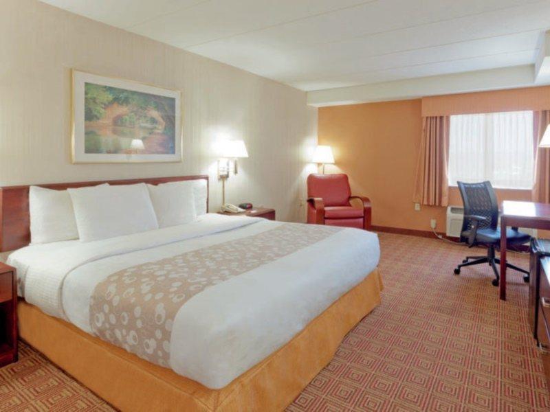 La Quinta By Wyndham Warwick Providence Airport Hotel Exterior photo