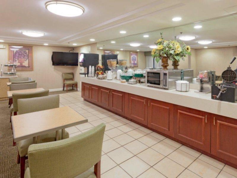 La Quinta By Wyndham Warwick Providence Airport Hotel Exterior photo