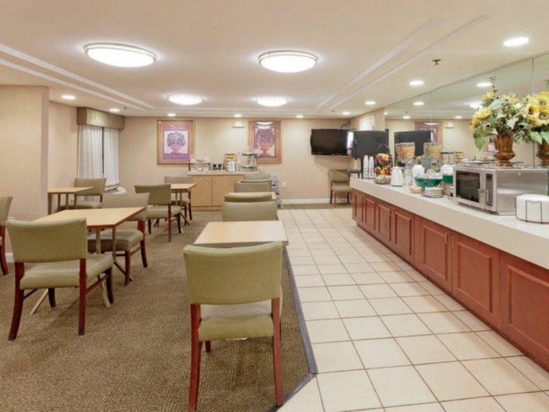 La Quinta By Wyndham Warwick Providence Airport Hotel Exterior photo
