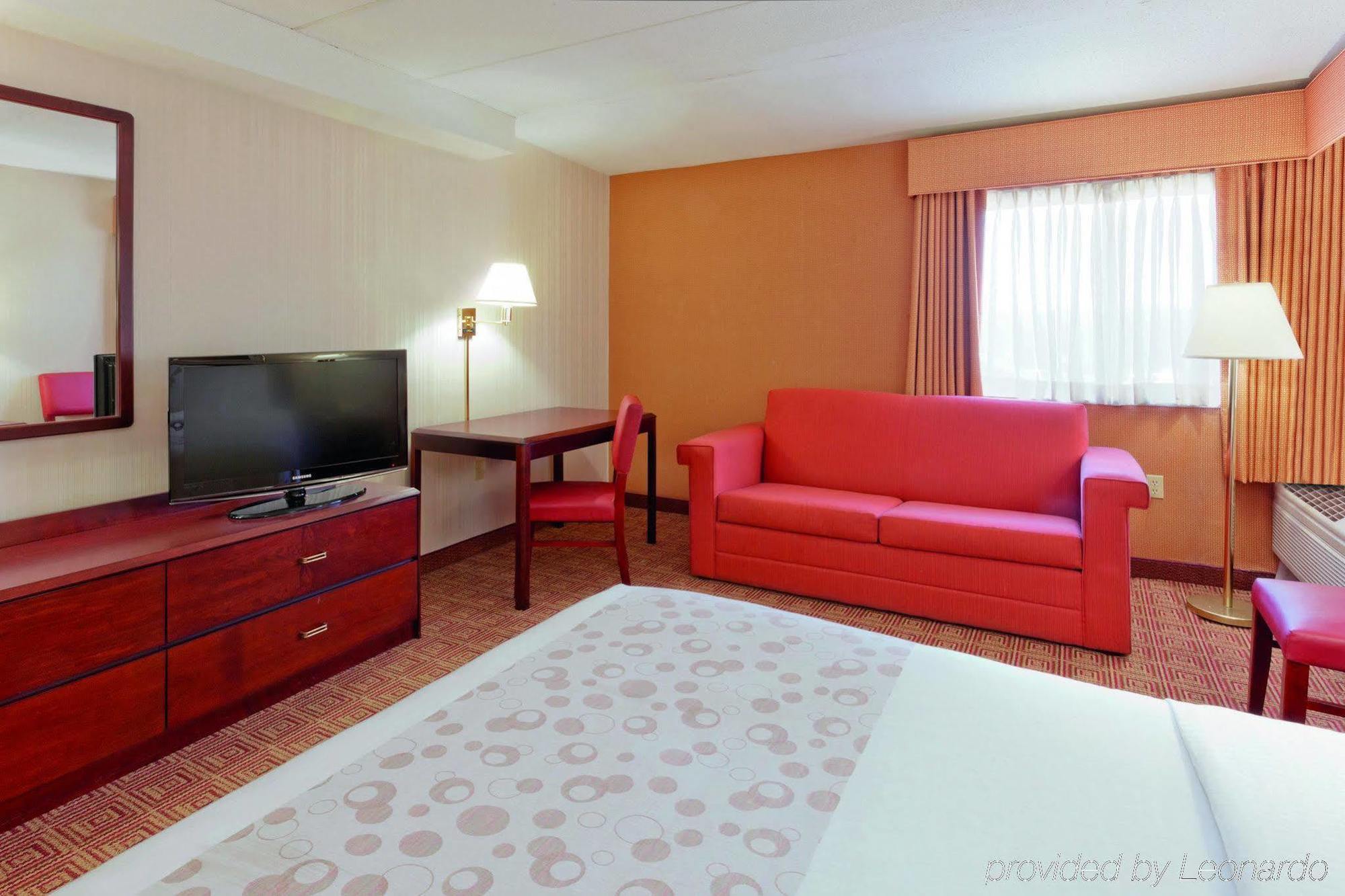 La Quinta By Wyndham Warwick Providence Airport Hotel Exterior photo