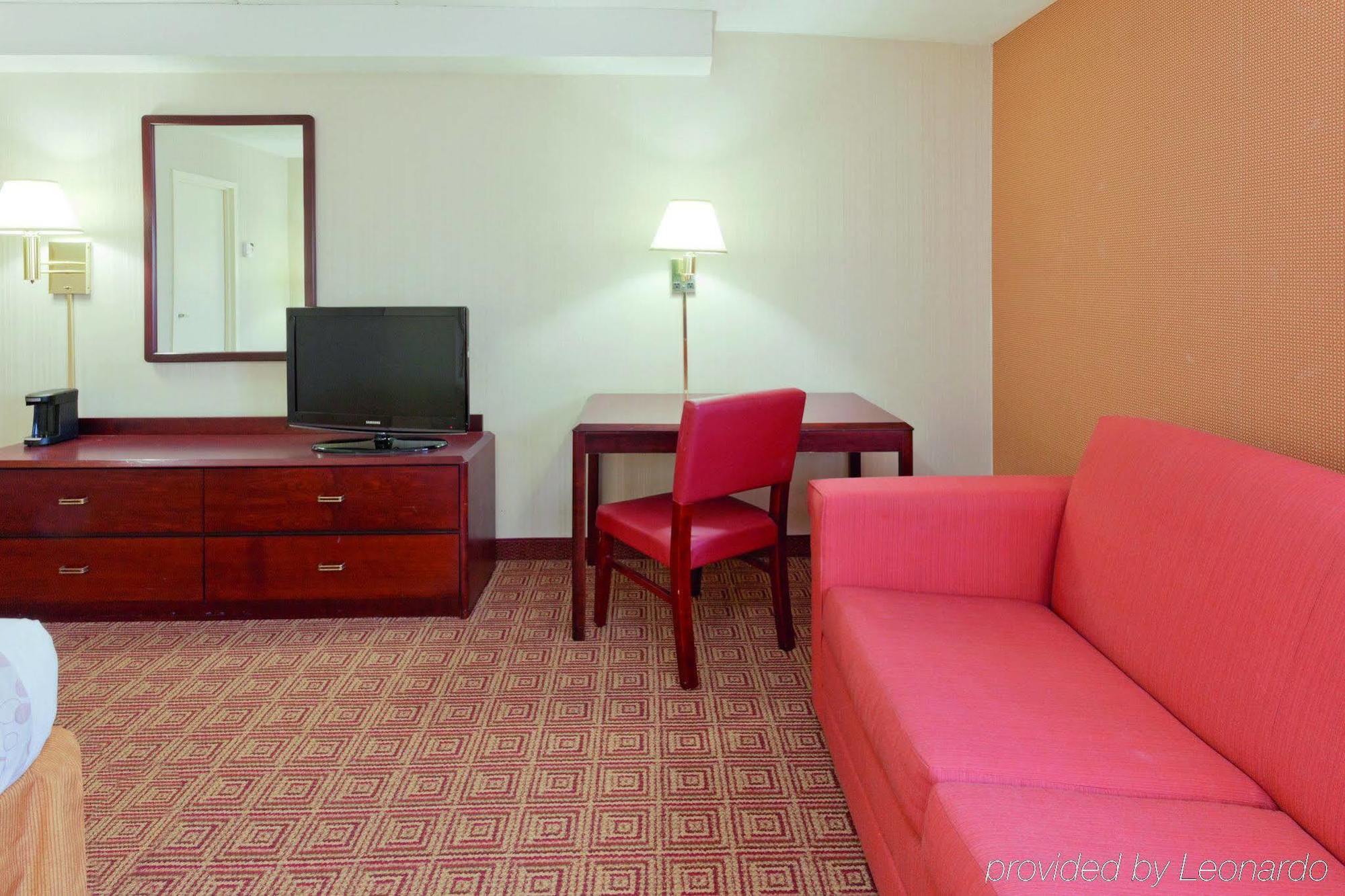 La Quinta By Wyndham Warwick Providence Airport Hotel Exterior photo