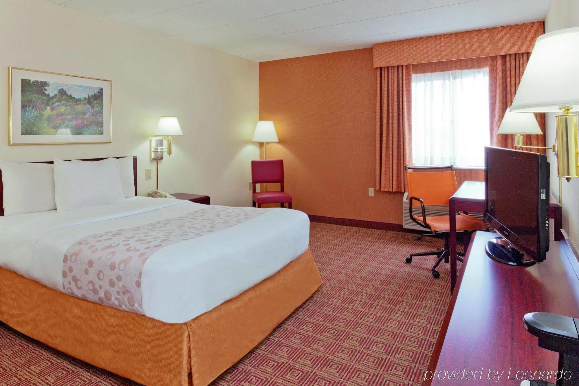 La Quinta By Wyndham Warwick Providence Airport Hotel Exterior photo