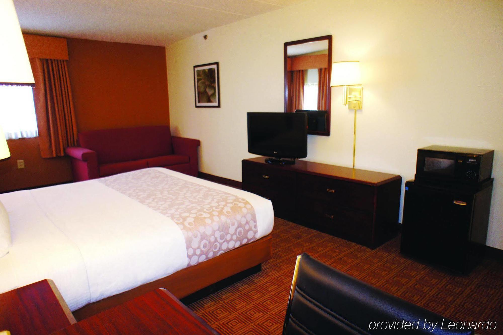 La Quinta By Wyndham Warwick Providence Airport Hotel Exterior photo