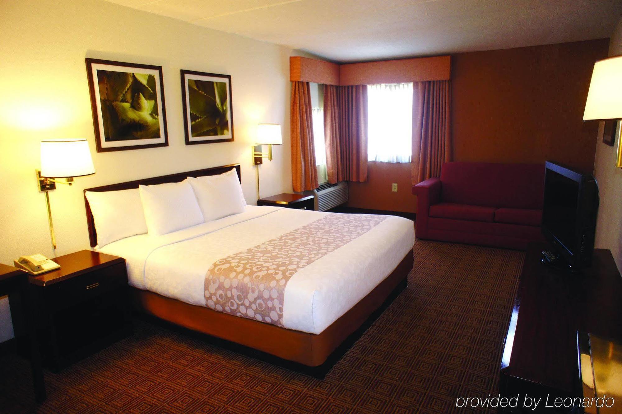 La Quinta By Wyndham Warwick Providence Airport Hotel Exterior photo