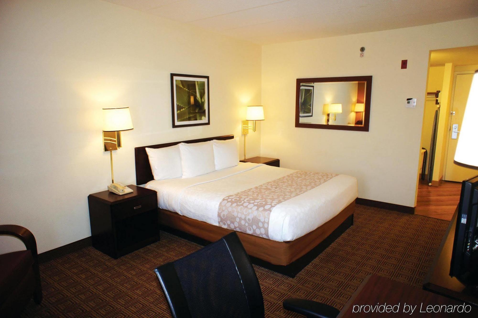 La Quinta By Wyndham Warwick Providence Airport Hotel Exterior photo