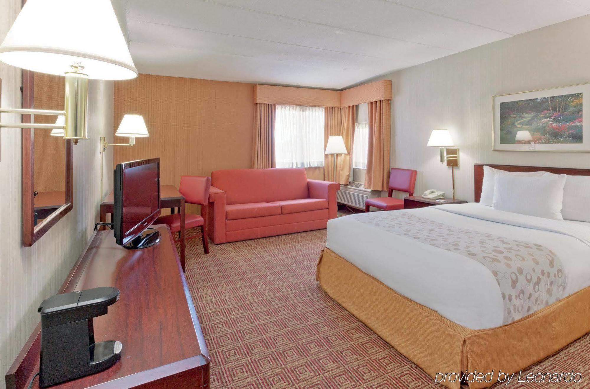 La Quinta By Wyndham Warwick Providence Airport Hotel Exterior photo