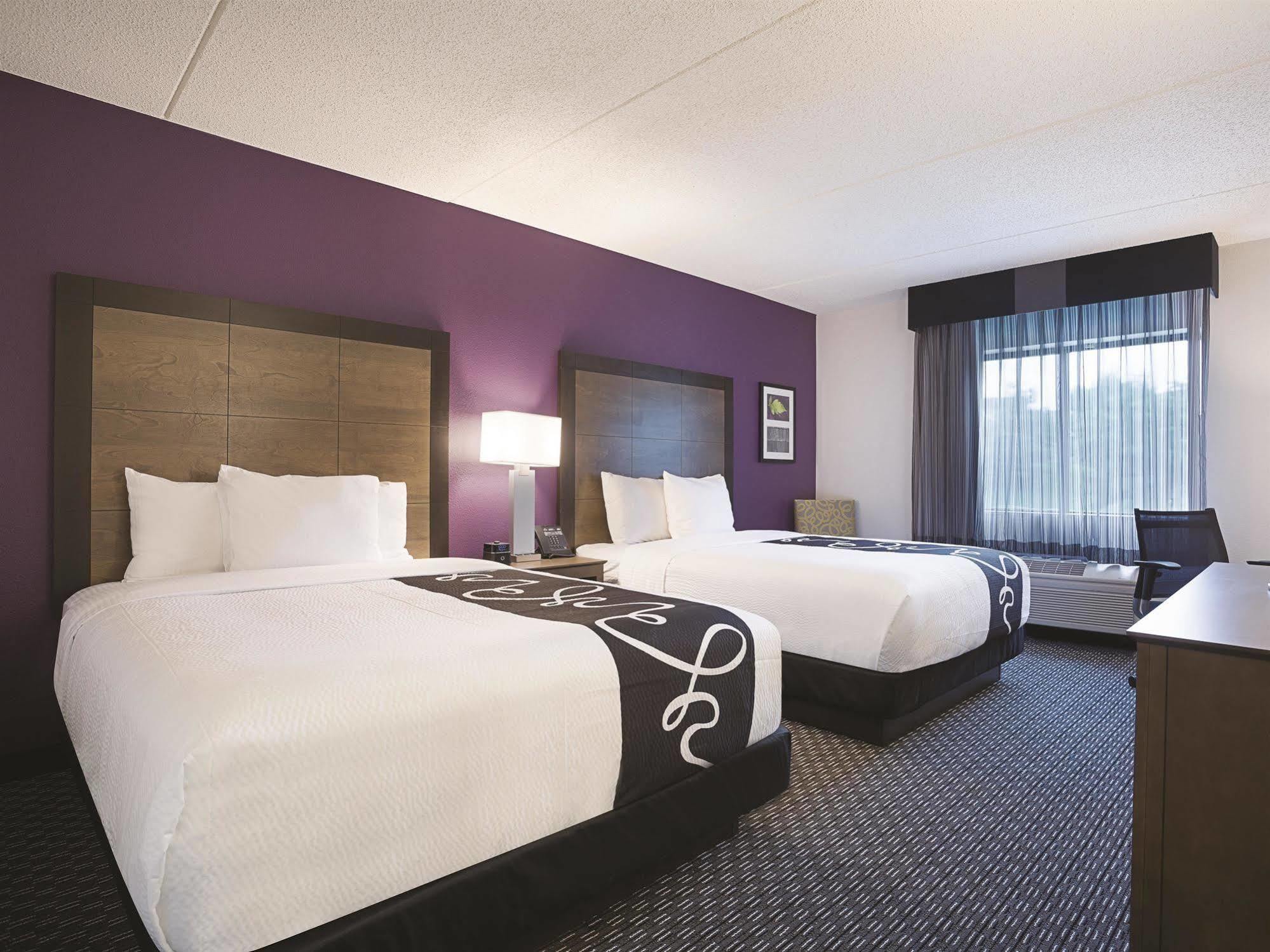 La Quinta By Wyndham Warwick Providence Airport Hotel Exterior photo