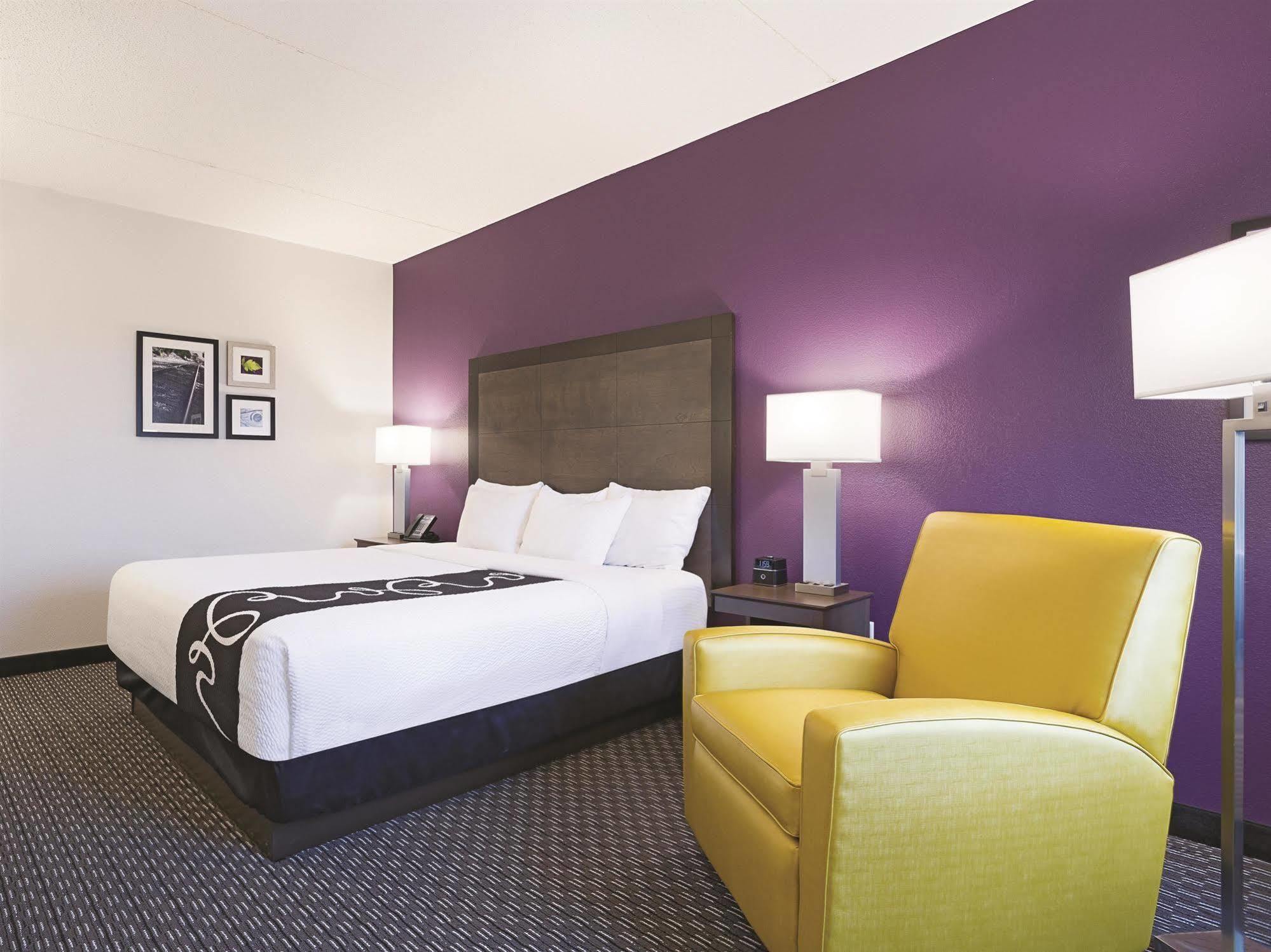 La Quinta By Wyndham Warwick Providence Airport Hotel Exterior photo