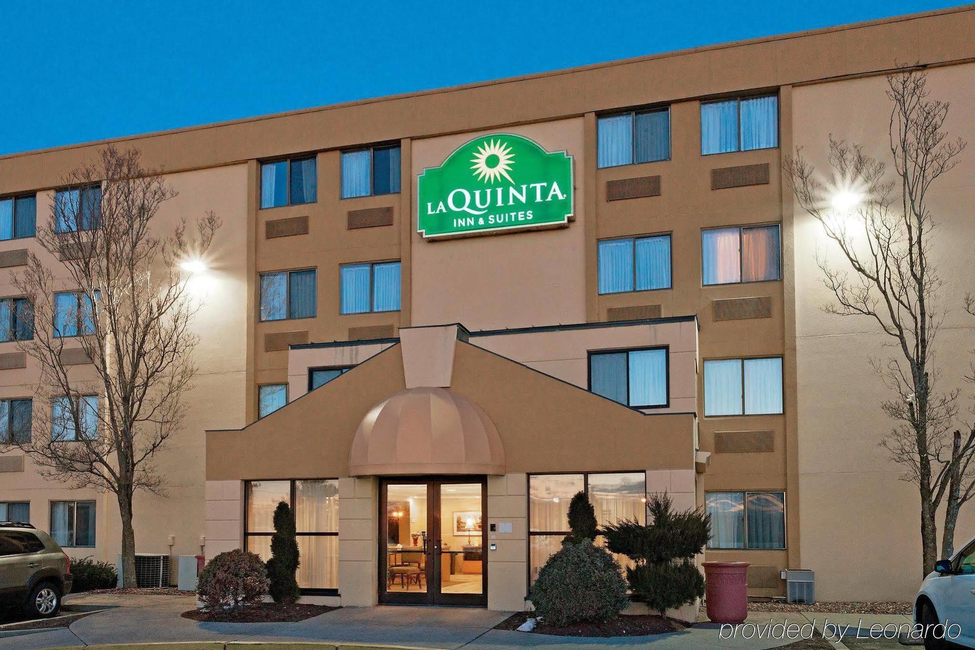 La Quinta By Wyndham Warwick Providence Airport Hotel Exterior photo