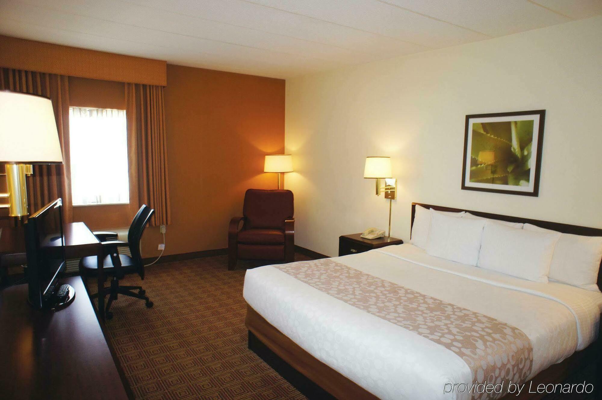 La Quinta By Wyndham Warwick Providence Airport Hotel Exterior photo